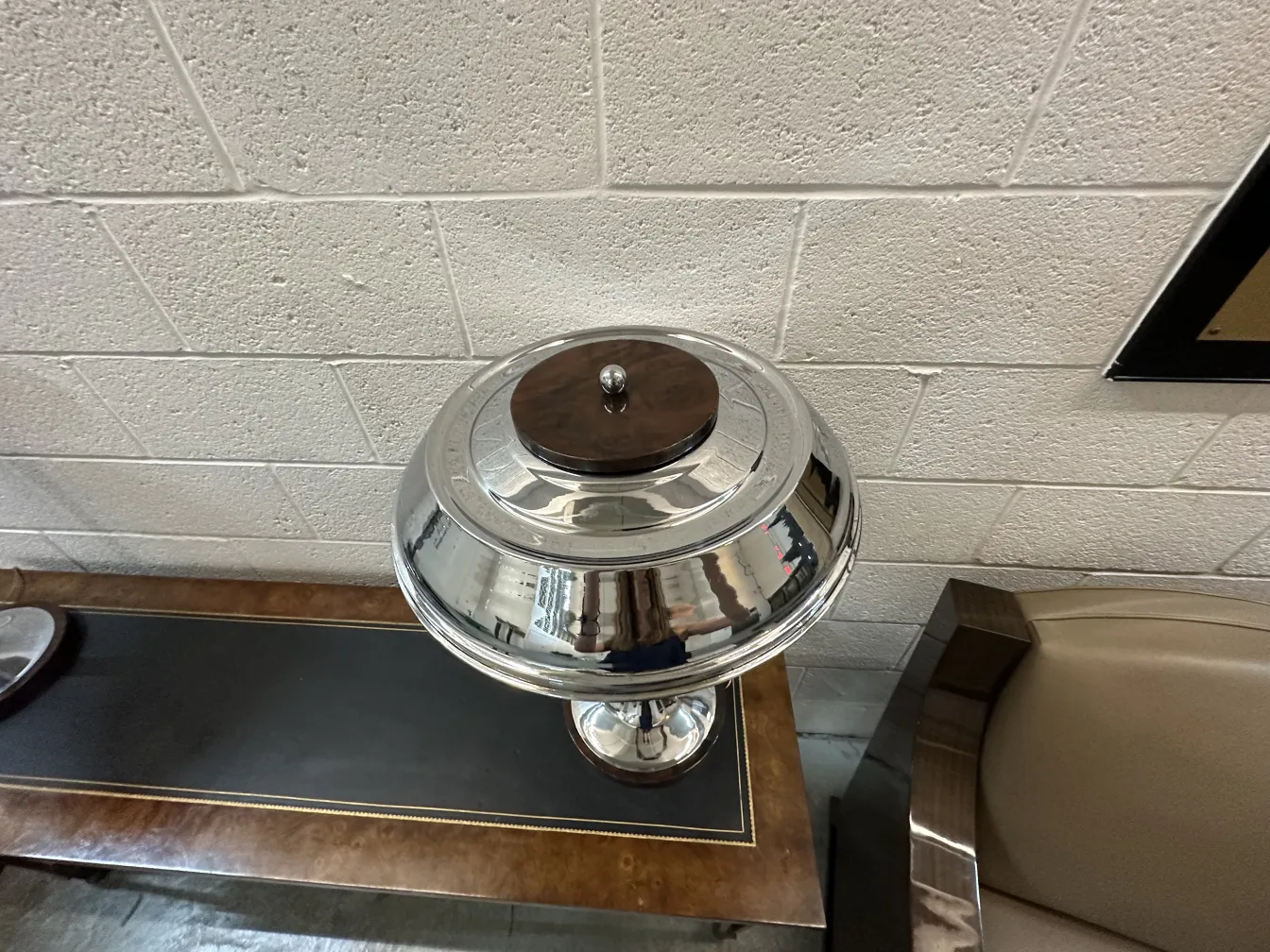 consola antigua sobre una mesa con detalles elegantes