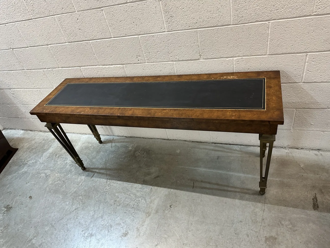 Античный дресуар с черной верхней частью и металлическими ножками