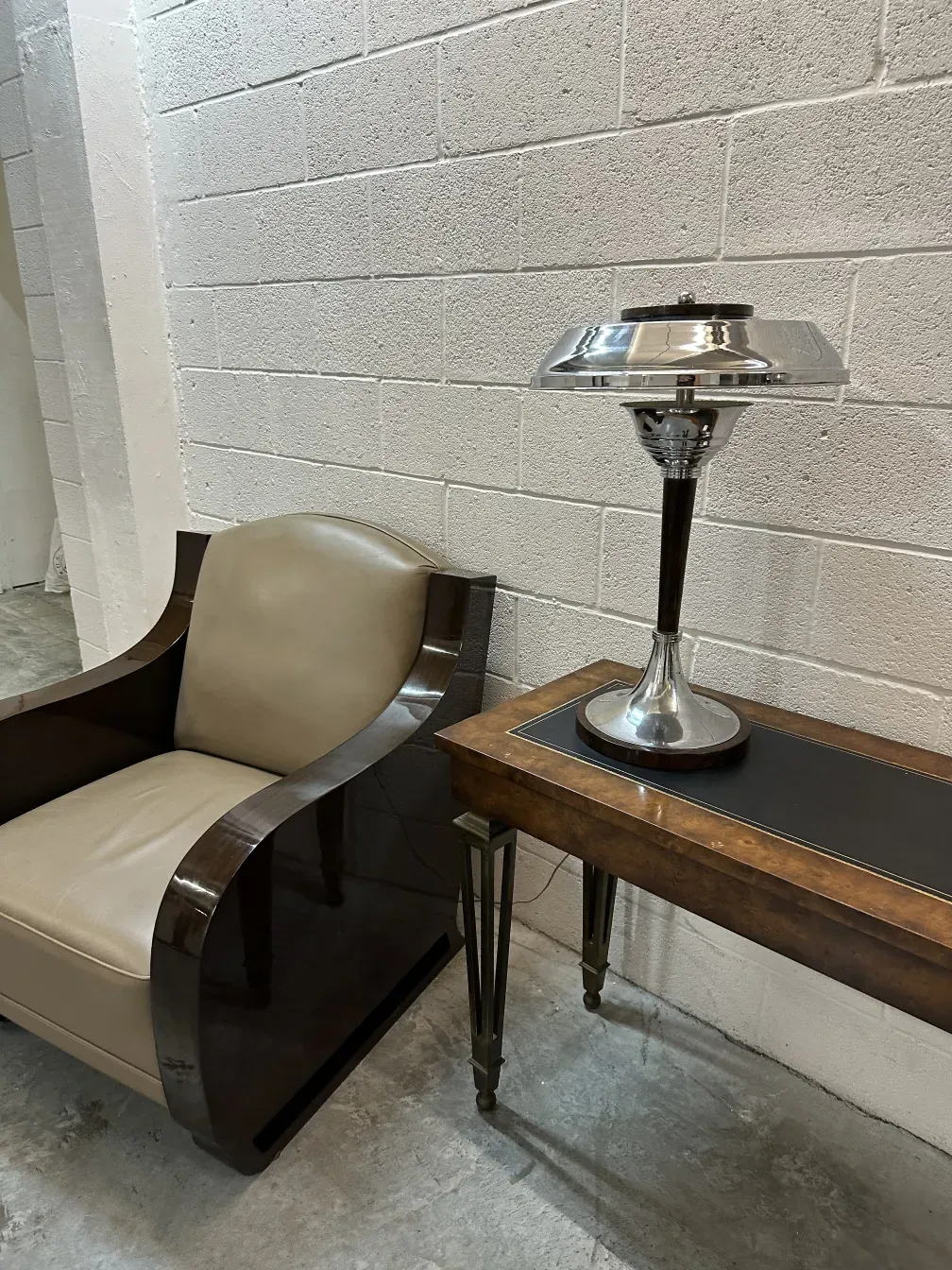 vista laterale di un antico mobili dresuar decorativo con design elegante