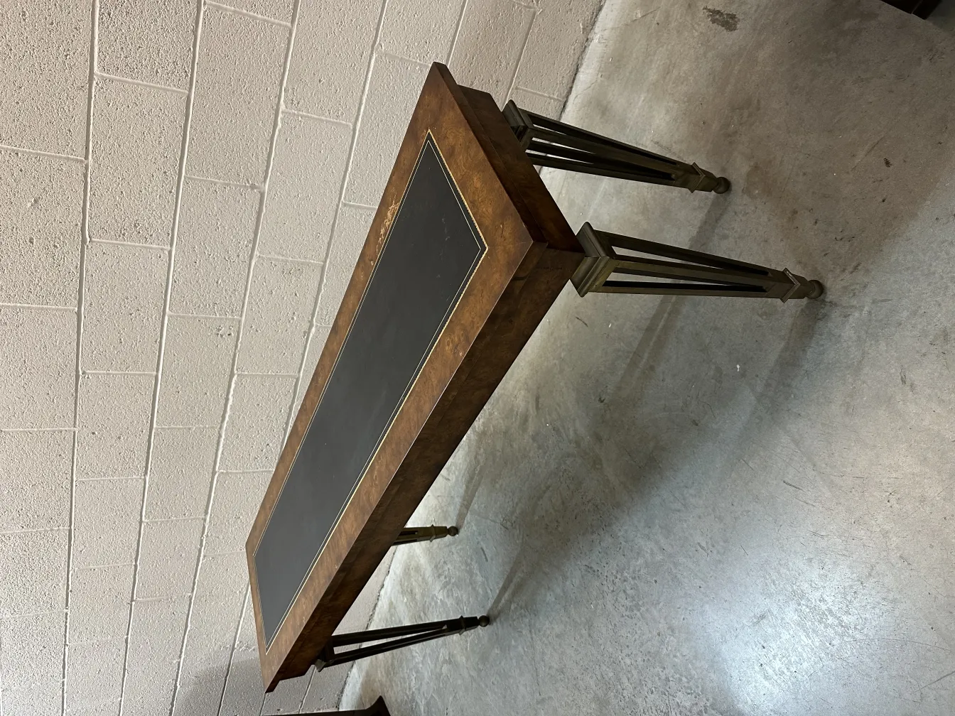 consola antiga elegante com pernas de metal