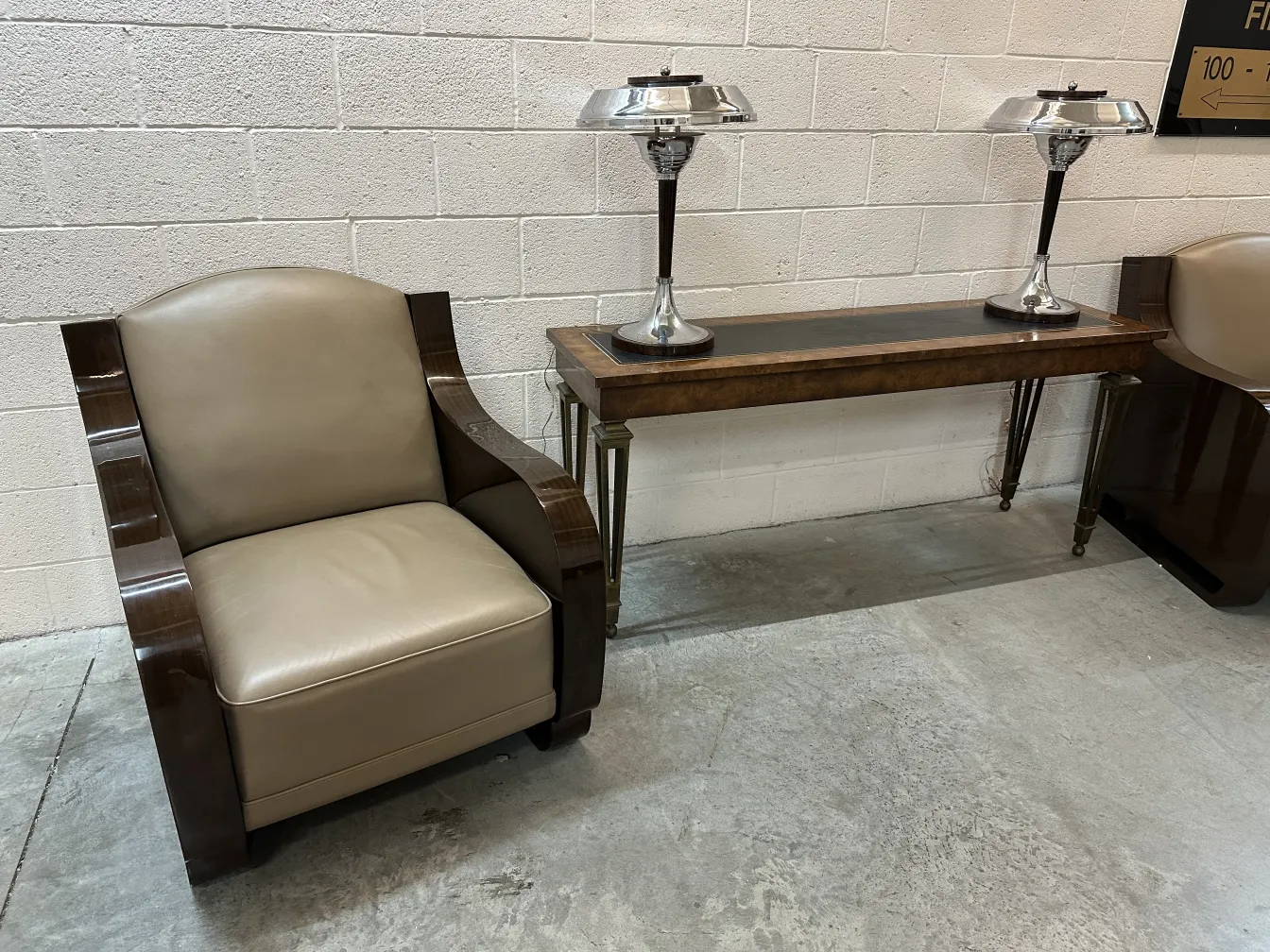 Antique console with elegant finishes and two lamps