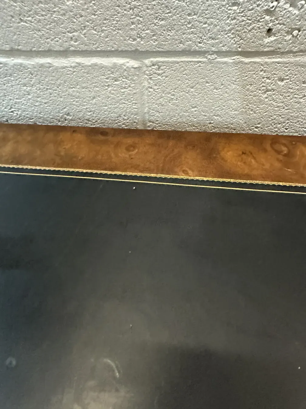 consola antiga decorativa em um ambiente neutro