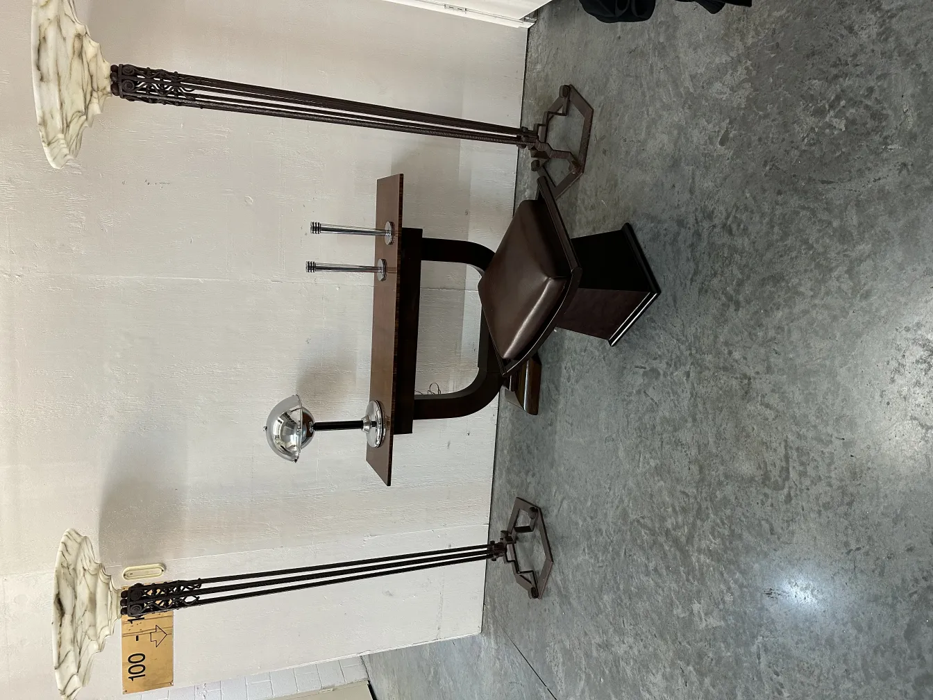 प्राचीन कंसोल सजावटी एक आधुनिक सेटिंग में