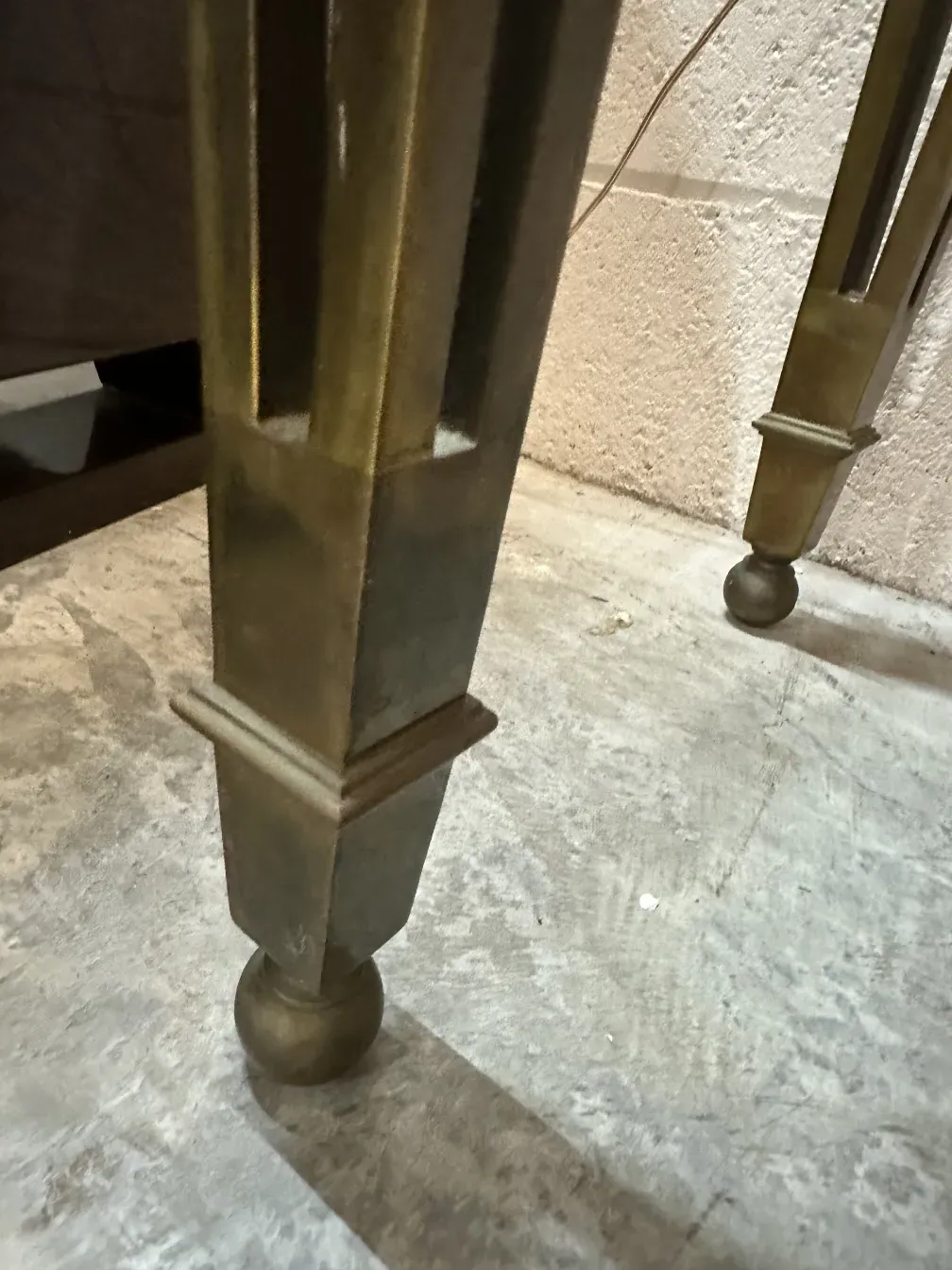 vista ravvicinata di una console antica con gambe decorative