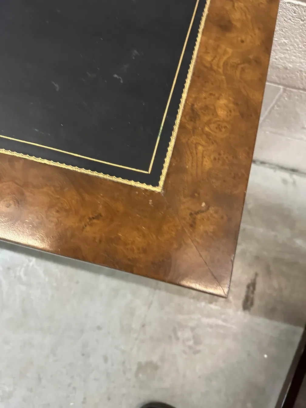 Antiga consolas com top preto e detalhes dourados