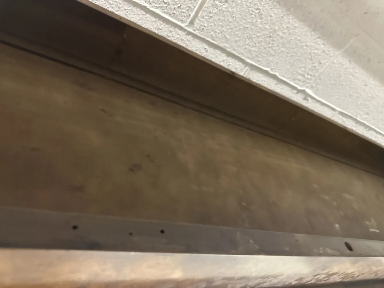 vue supérieure d'une ancienne console avec objets décoratifs