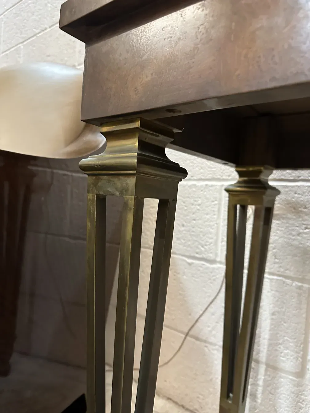 dettaglio di una vecchia console con gambe decorative