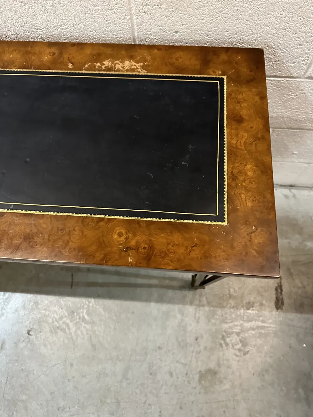 古董芬利控制台桌的顶部视图，设计奢华