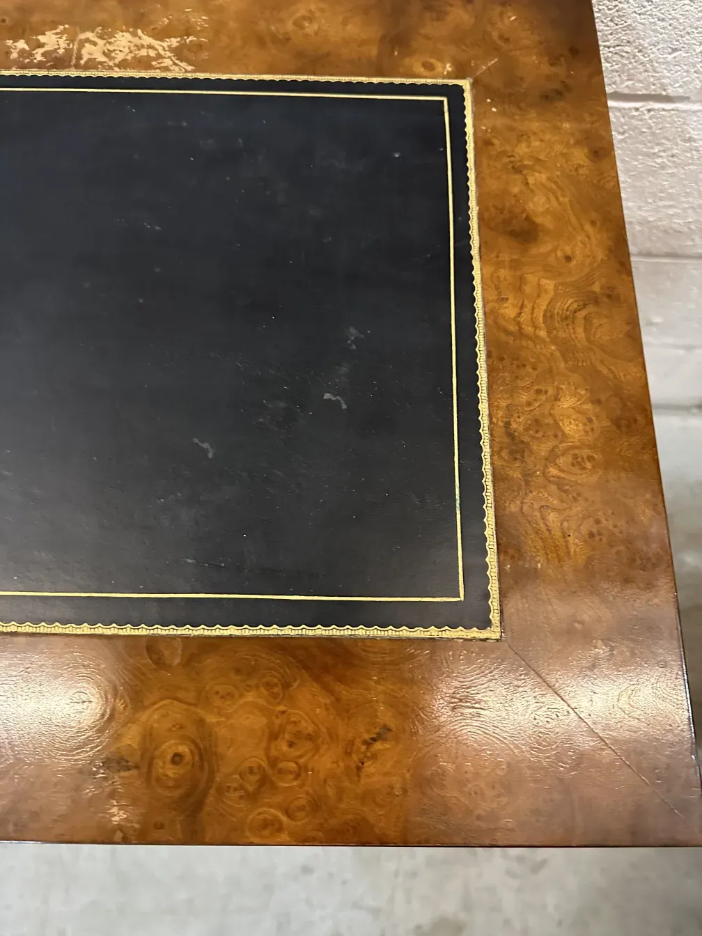 antike Konsole mit goldenen Details und elegantem Design