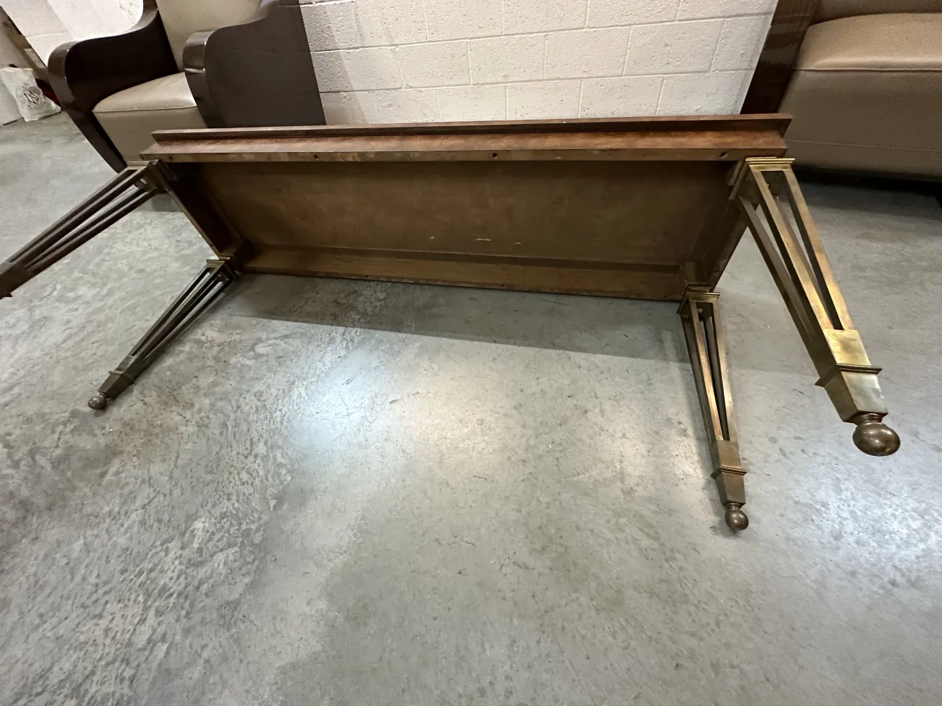 Consola antica con gambe elaborate e sfondo chiaro