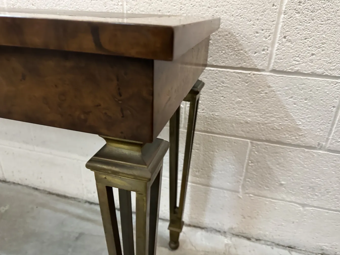 table console ancienne avec pieds dorés dans un environnement neutre