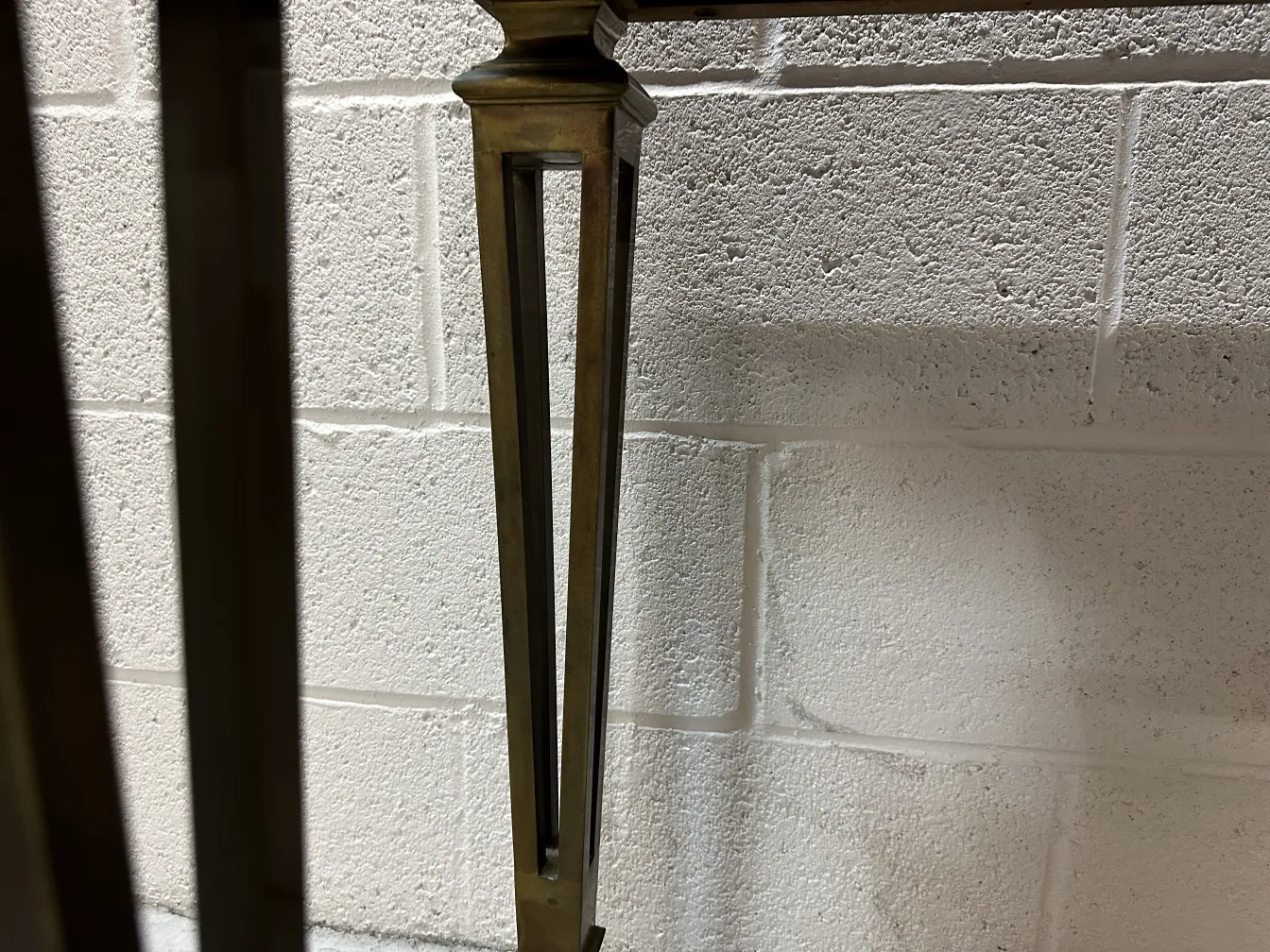 vista detallada de una antigua consola decorativa con patas elegantes