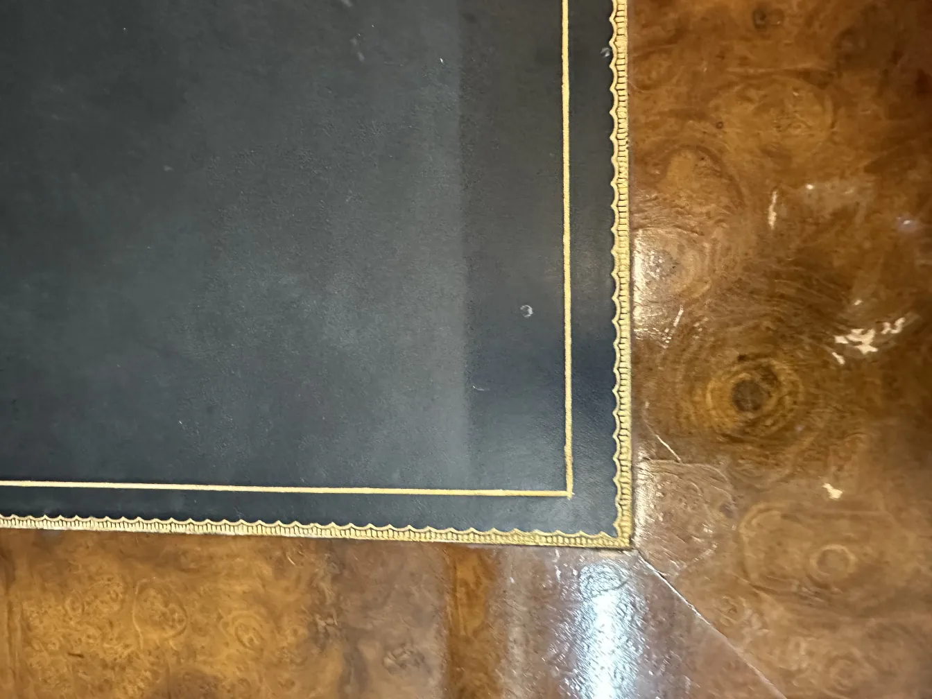 Vista superior de uma antiga consola decorativa com detalhes dourados