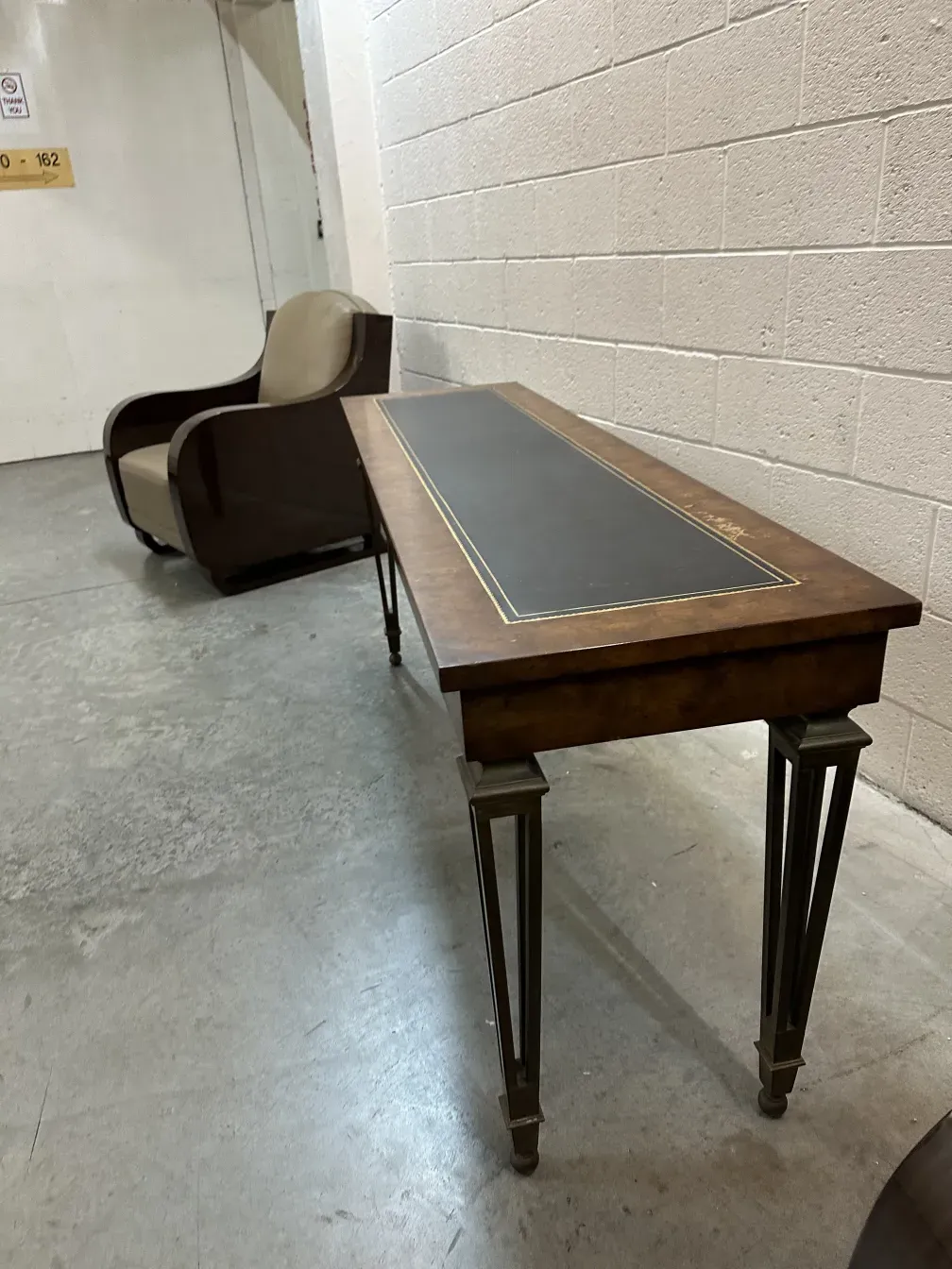 ancienne console avec surface décorative et pieds élégants