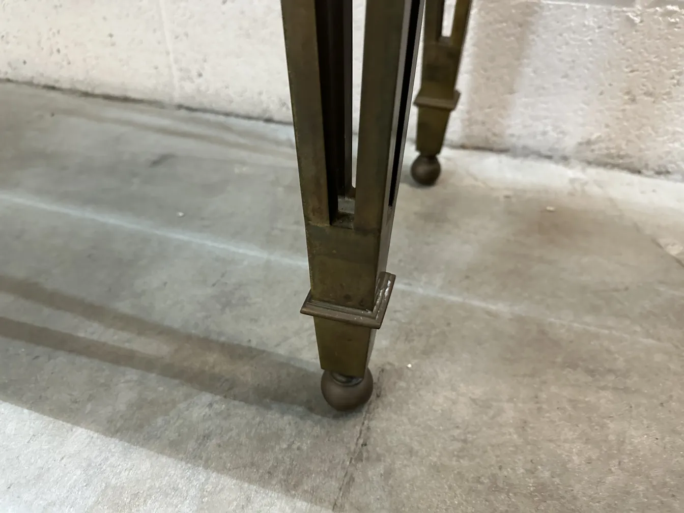 طاولة وحدة التحكم الأنيقة في بيئة محايدة