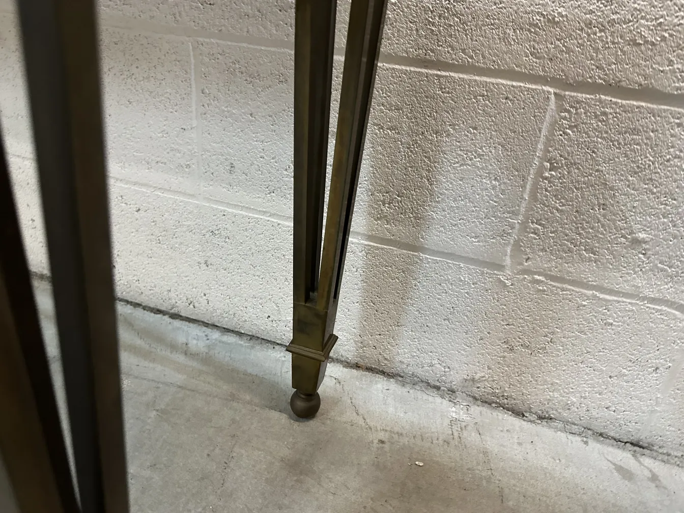 Consola antiga decorativa com pernas elegantes em um ambiente neutro