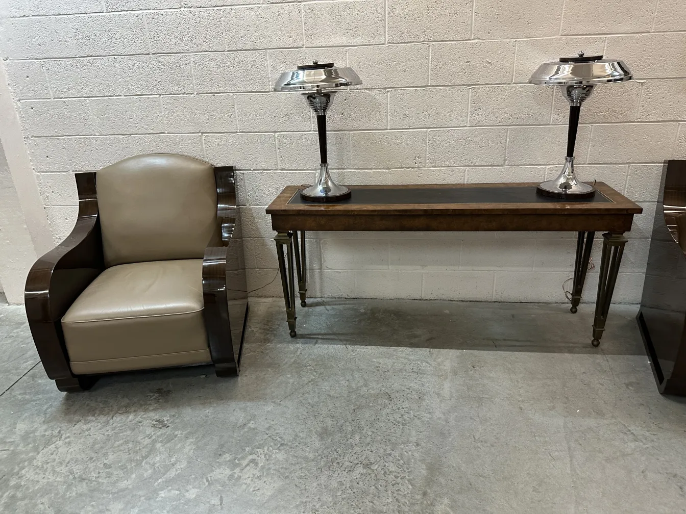 consola antigua con dos lámparas de mesa en un ambiente moderno