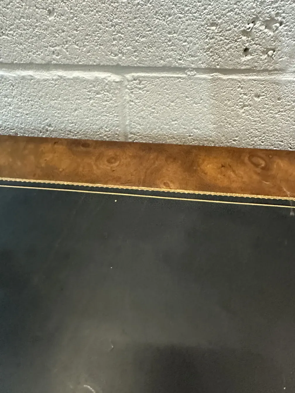 Боковой вид антикварного дресуара с детализированным дизайном