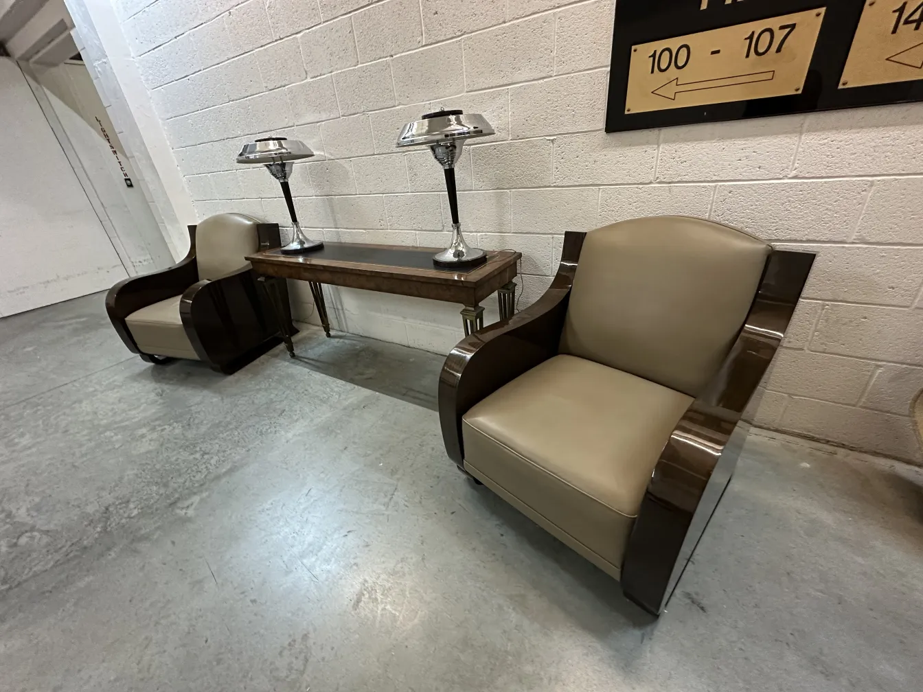 ancienne console avec des chaises et des lampes élégantes