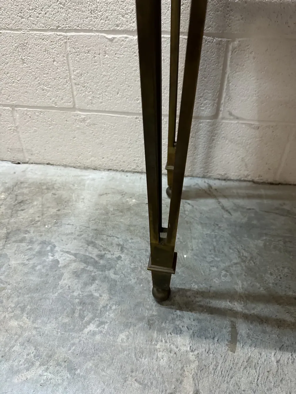 dettagli di una console antica con decorazioni