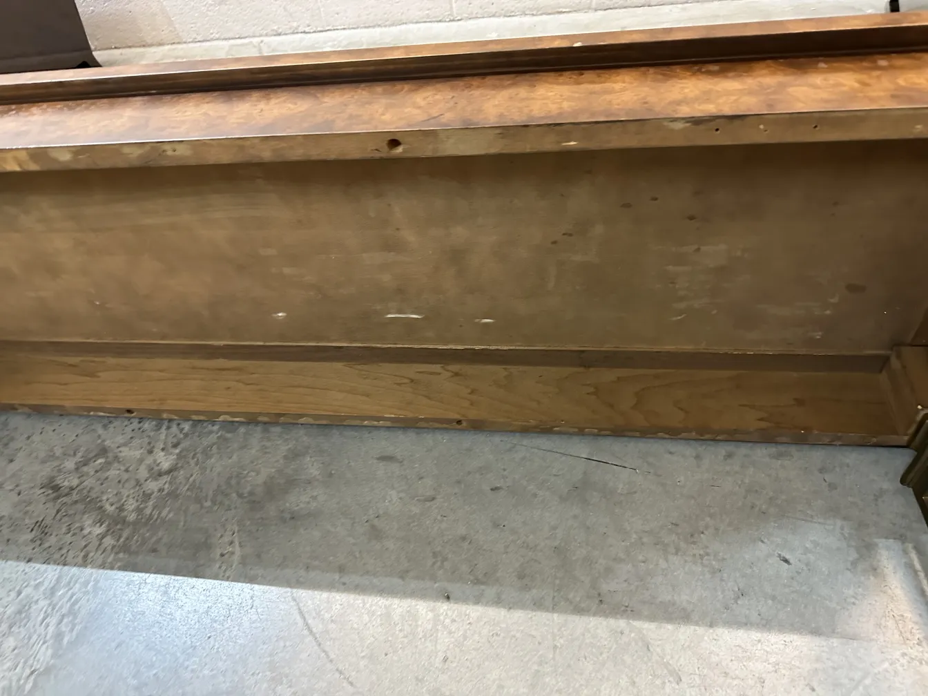 antica console di stoccaggio, superficie liscia, colore chiaro