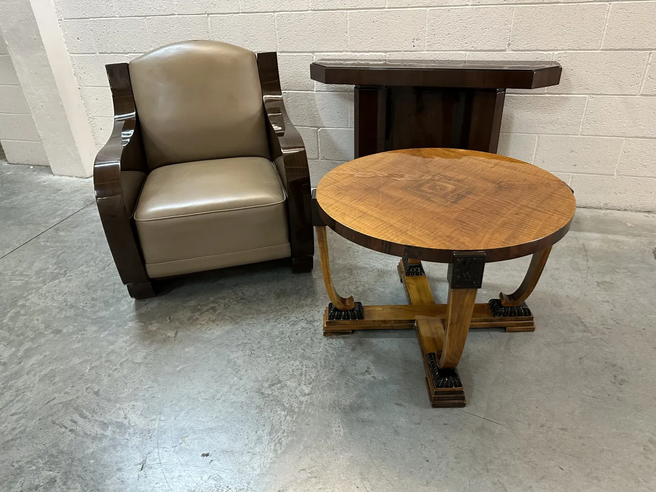 Imagen de dos consolas antiguas con diseño elegante