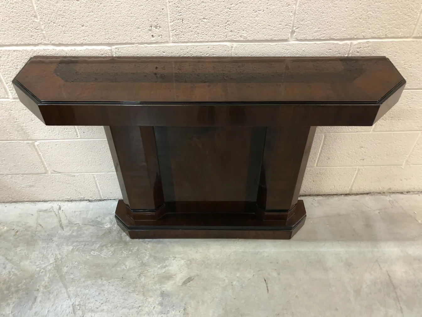 duas consoles antigas com design elegante em um ambiente minimalista