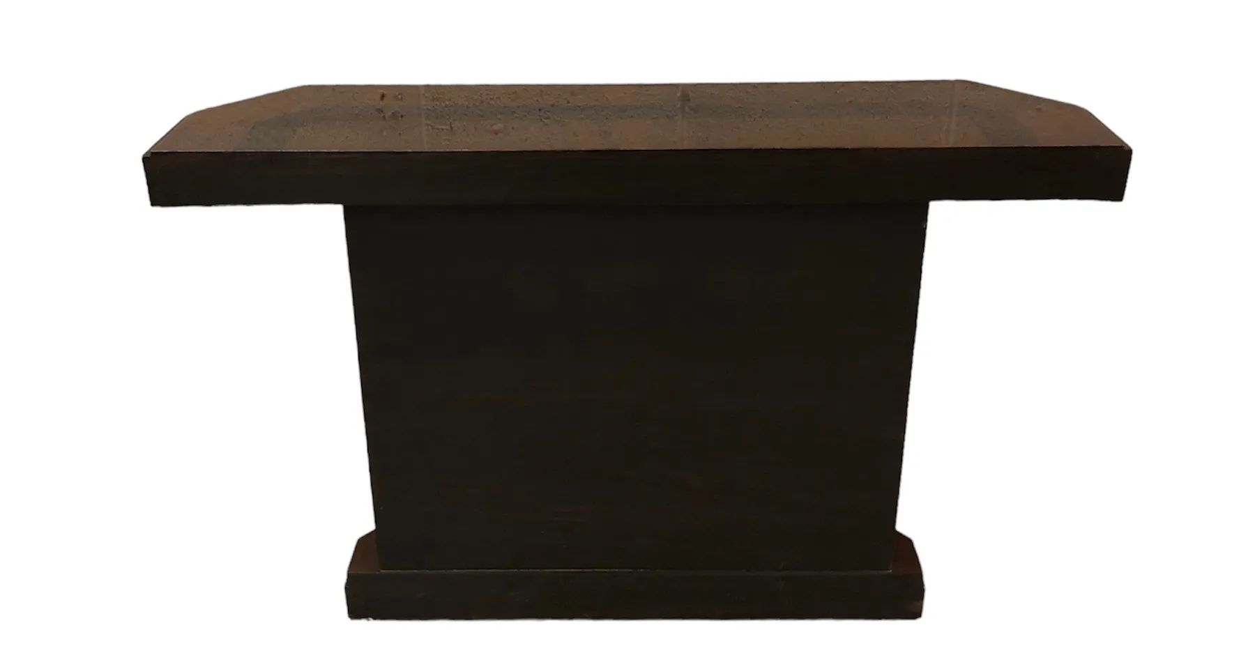 zwei elegante antike Konsolen in einem schlichten Ambiente