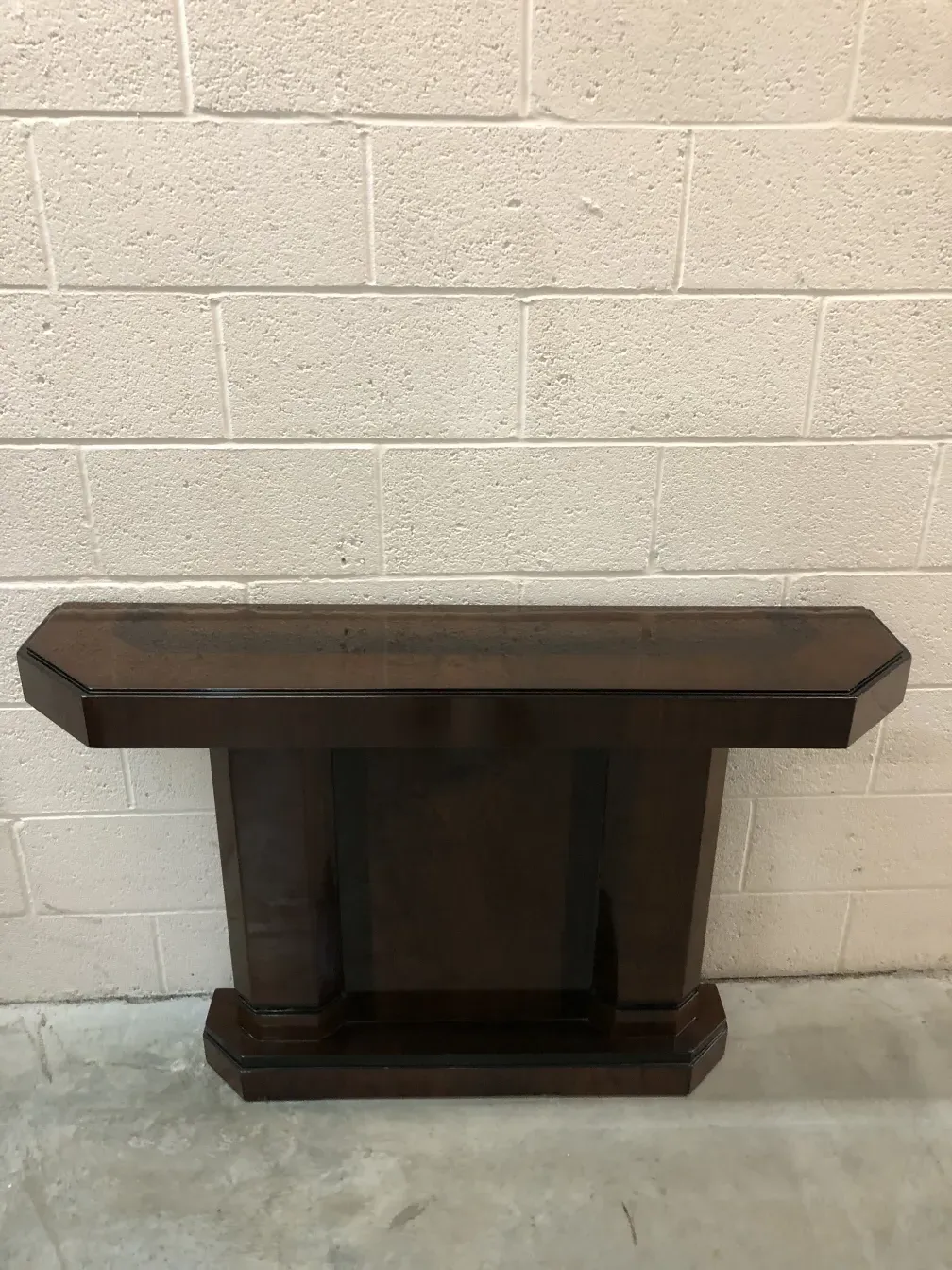 duas consoles antiquadas com design simples em ambiente claro