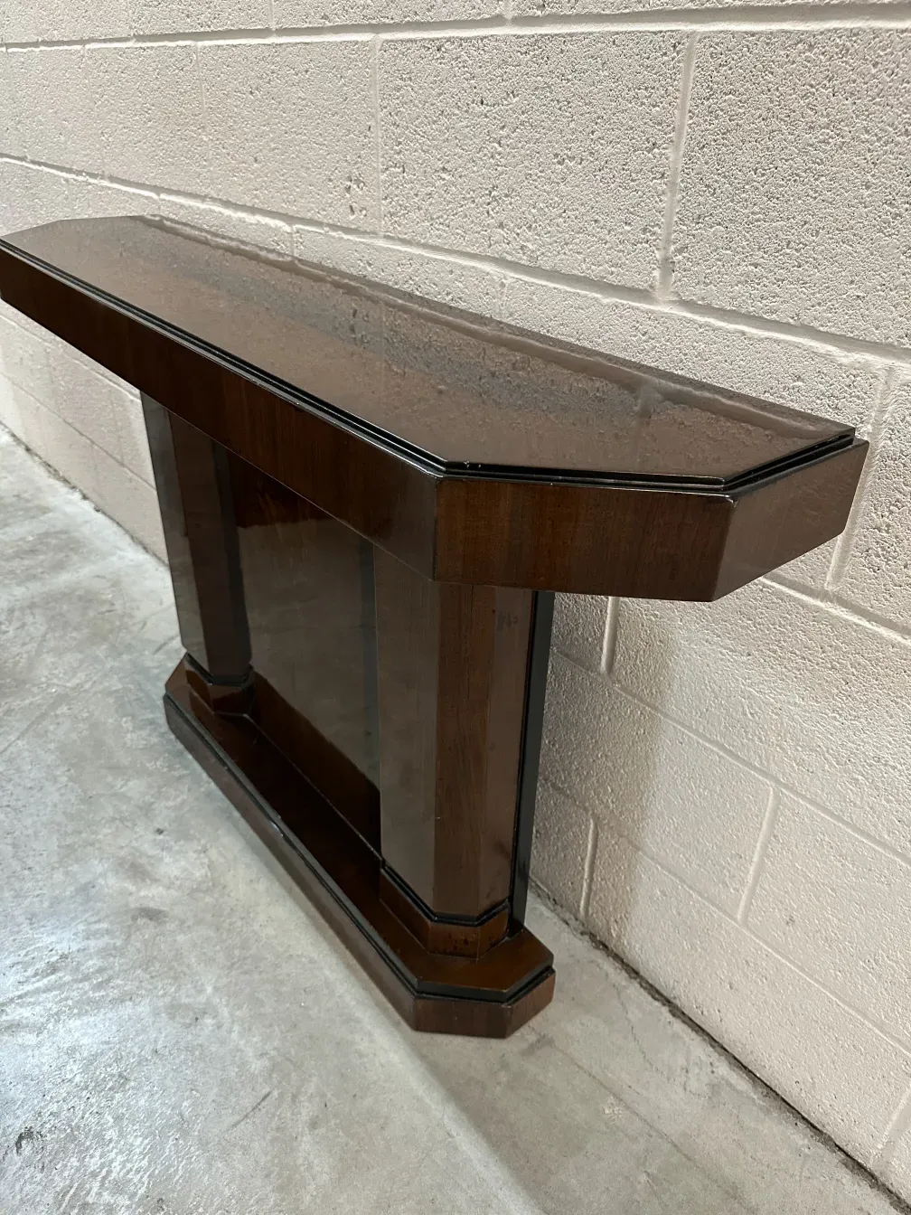 طاولتان قديمتان بتصميم أنيق في بيئة