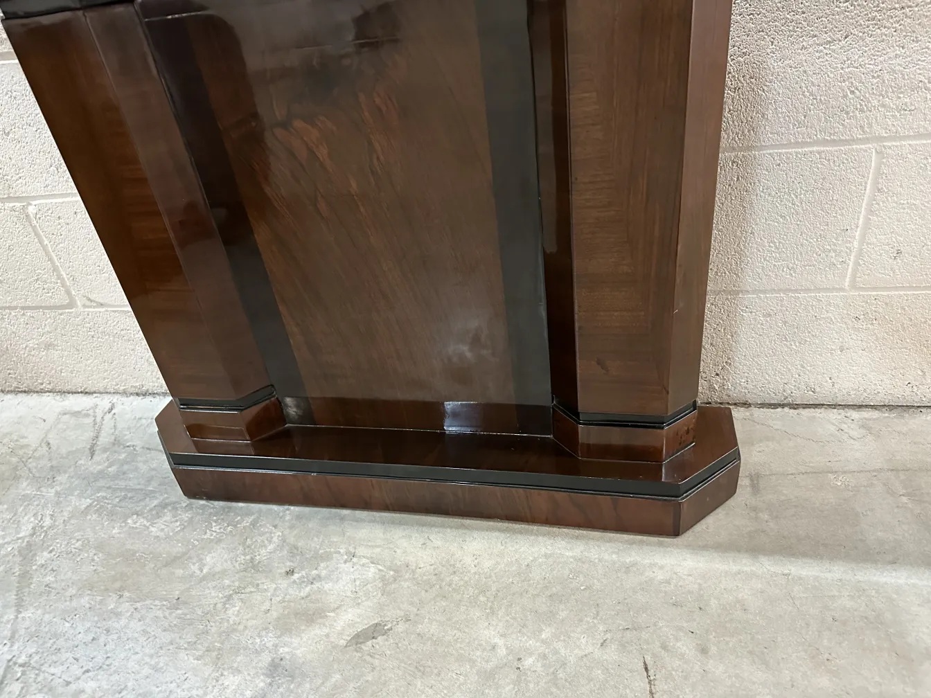 Vista de duas consoles antigas de design elegante em um ambiente acolhedor