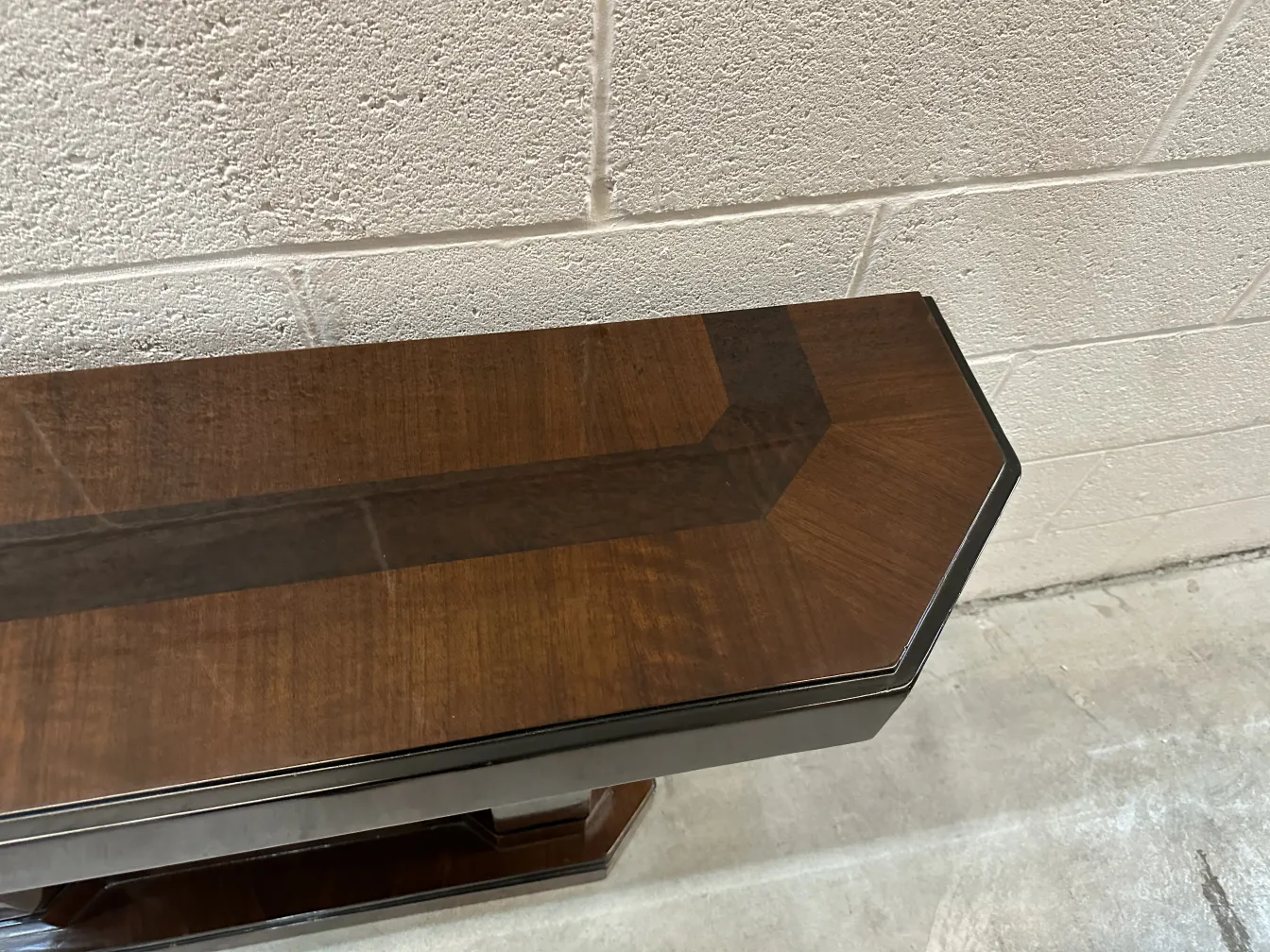 シンプルな環境にある2台の古いコンソール