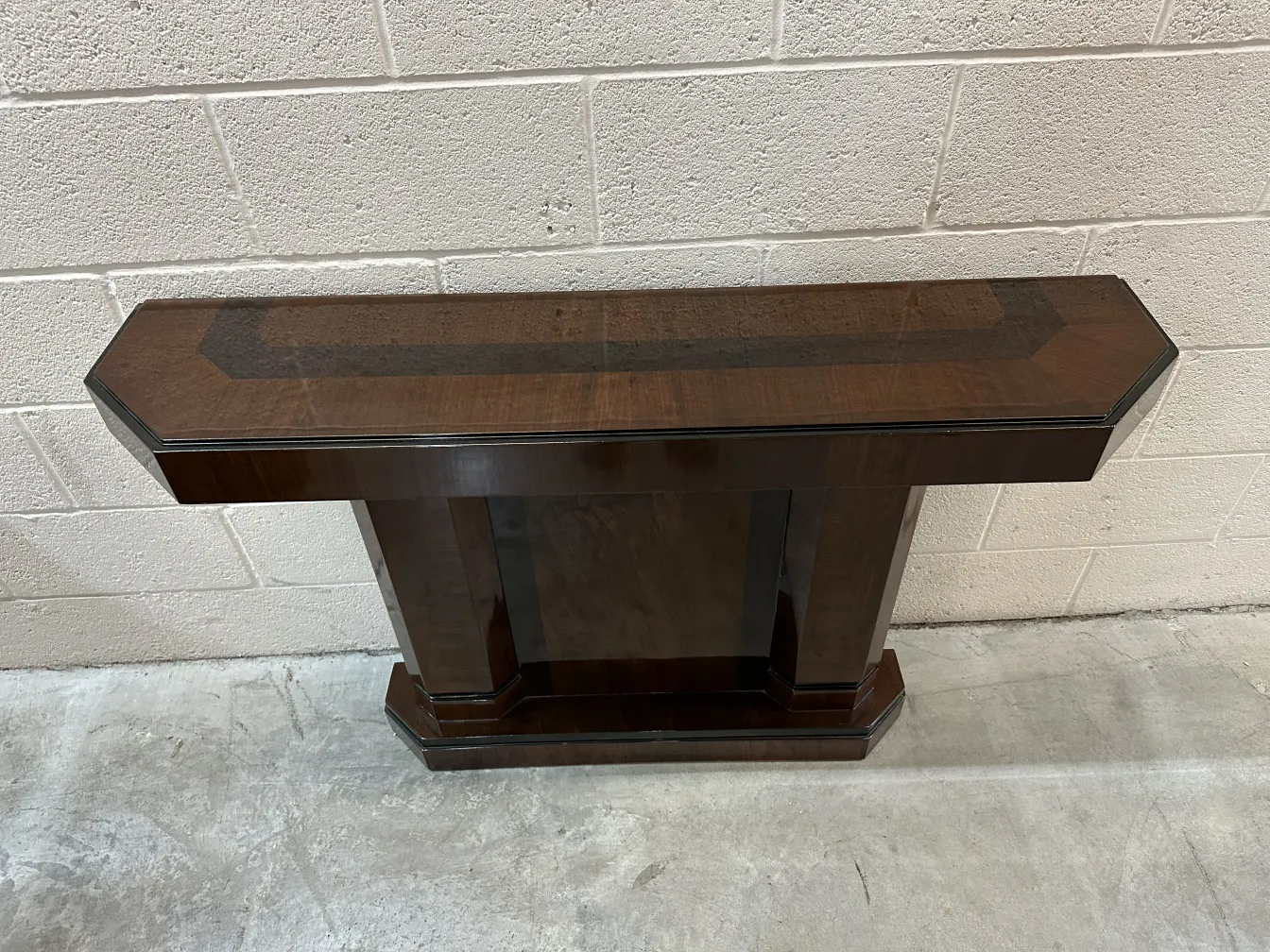 deux dresuars anciens avec un design classique dans un cadre simple