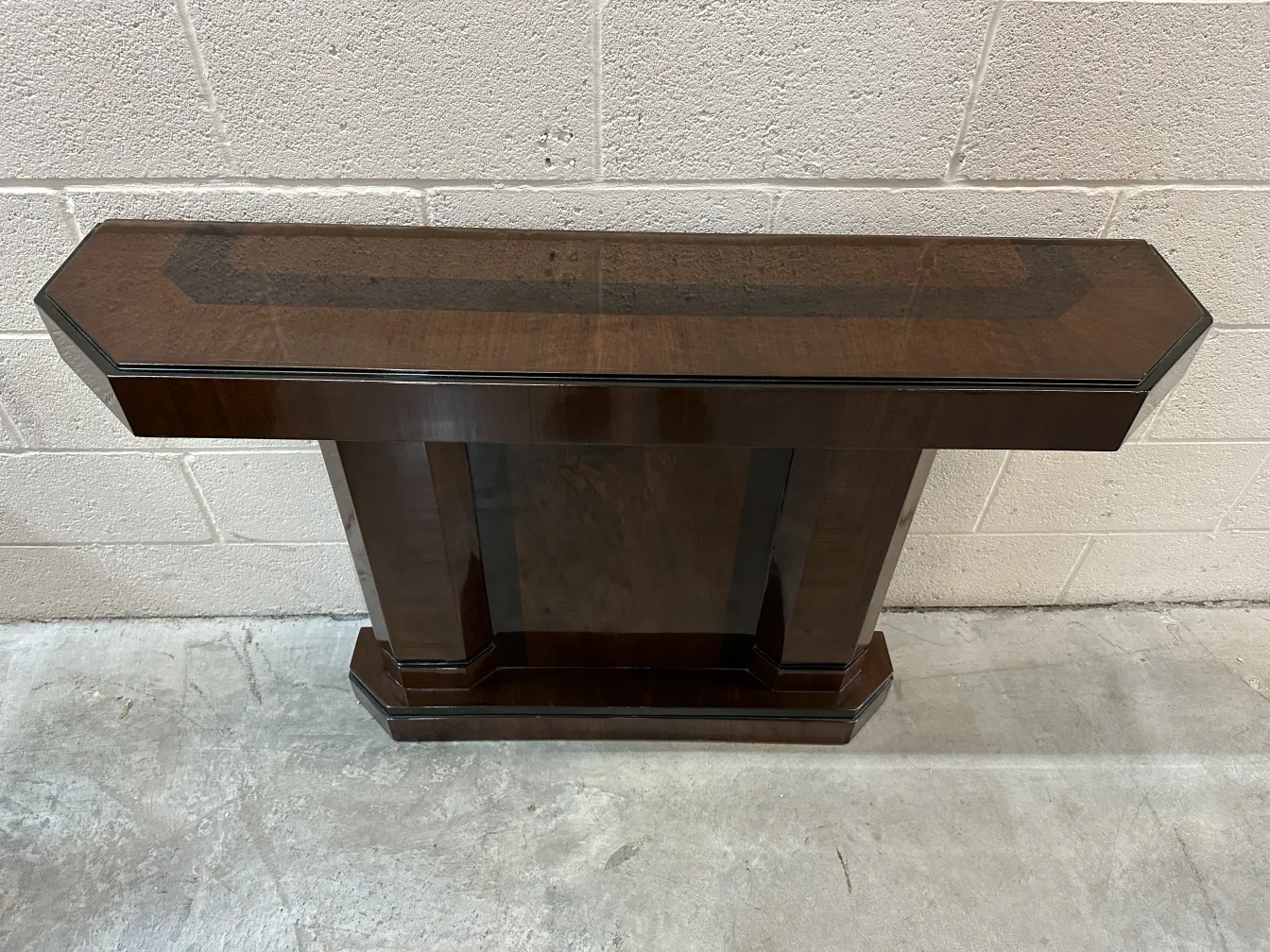 Duas consoles antigas elegantes em um ambiente neutro