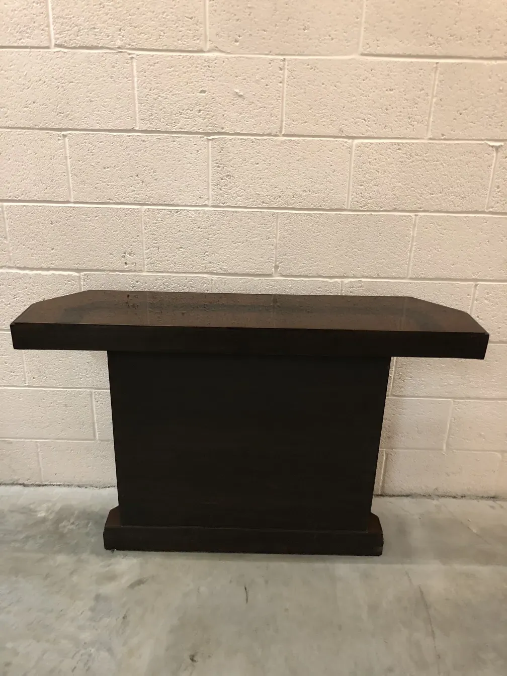 عرض جانبي لطاولتين وحدة التحكم القديمة على خلفية بيضاء