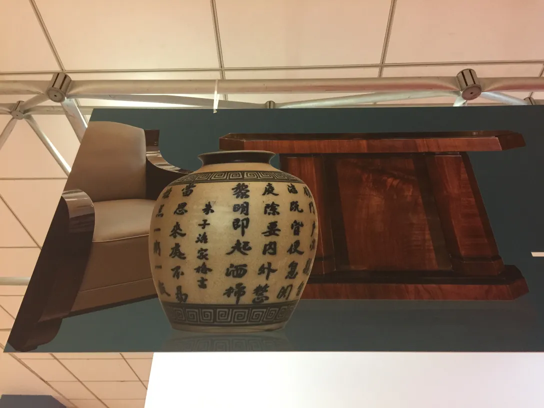 两张古董装饰风格的控制台