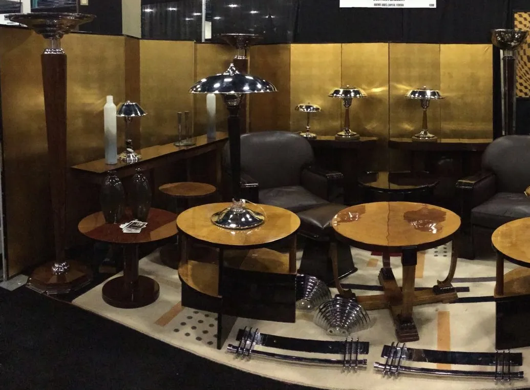 duas consoles antigas em um ambiente decorativo