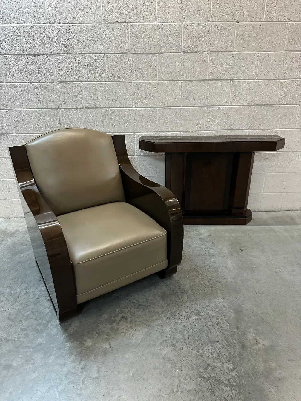 Duas consoles antigas elegantes em um ambiente simples