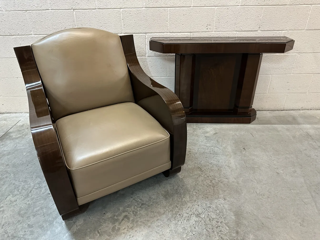 Due consolle antiche con design elegante in un ambiente accogliente