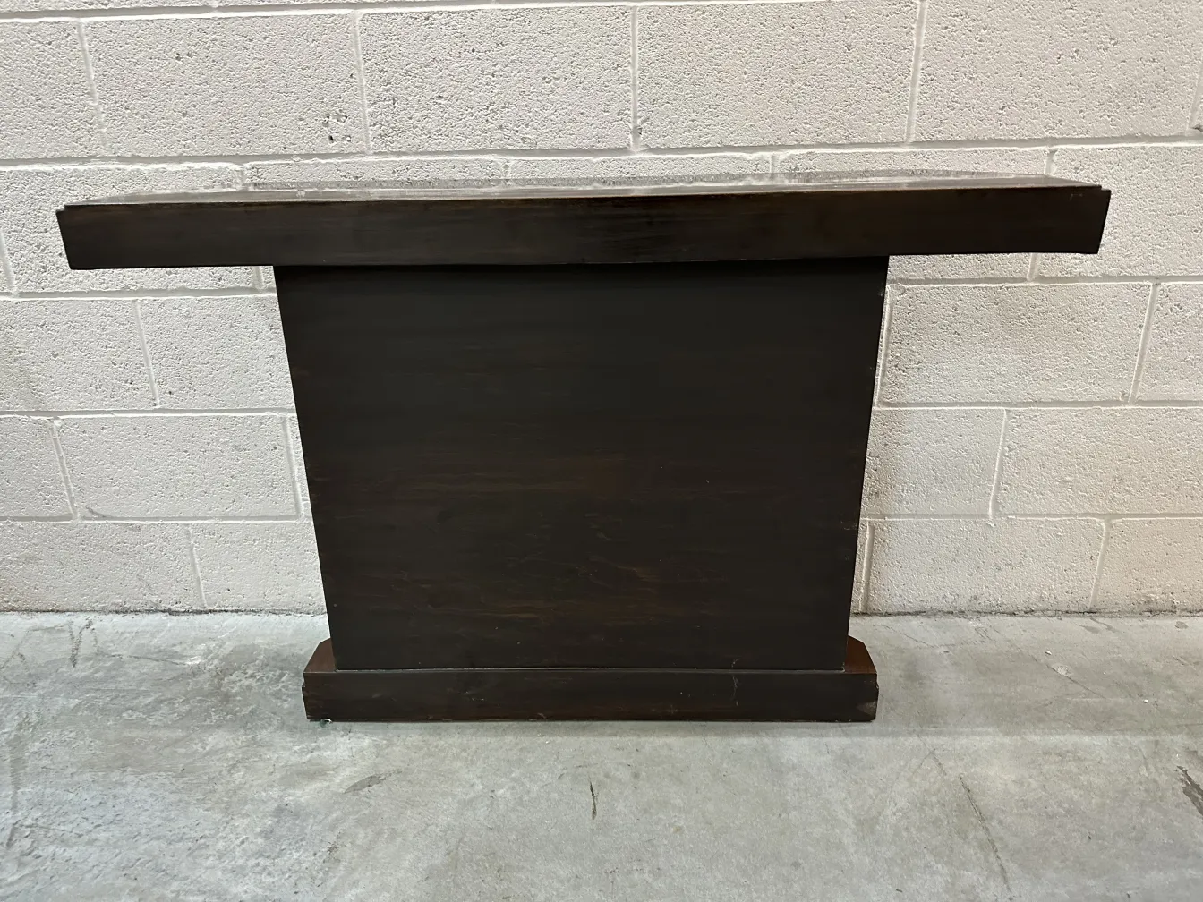 古董控制台在中性的环境中