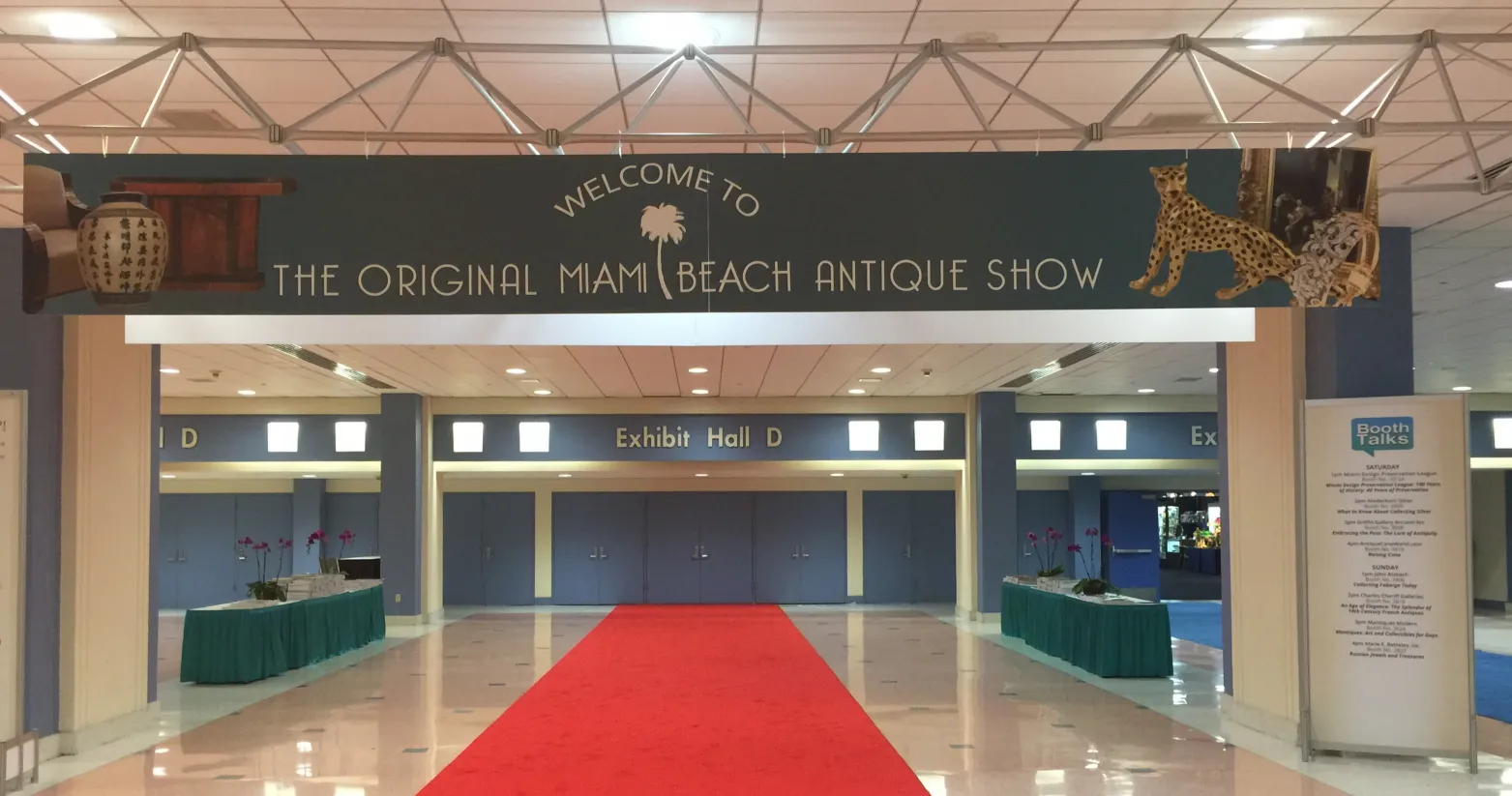 exibição de antiguidades com 2 consoles decorativos ao fundo