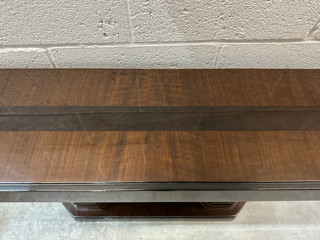 Vue supérieure de 2 dresuars anciens avec un design élégant dans un cadre classique