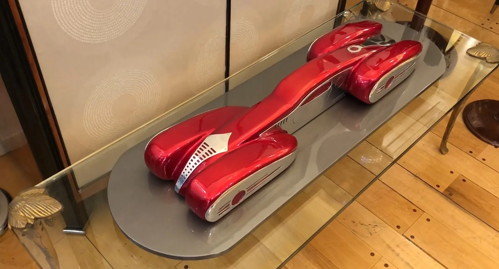 古いデザイナーの車がガラステーブルの上にある