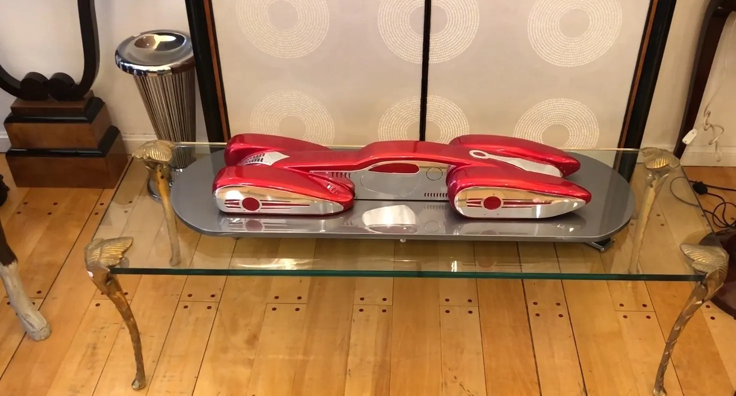 古いデザイナーカーがガラステーブルの上に