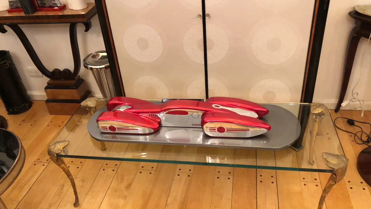 Auto antica del designer Marcelo Peña in un ambiente elegante.