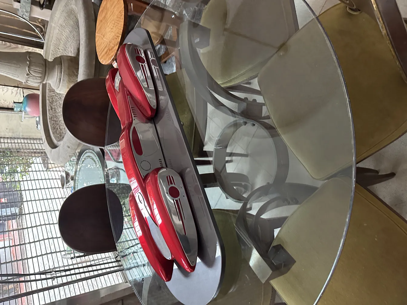 डिज़ाइनर मार्सेलो पेना की पुरानी कार एक सुंदर मेज पर.