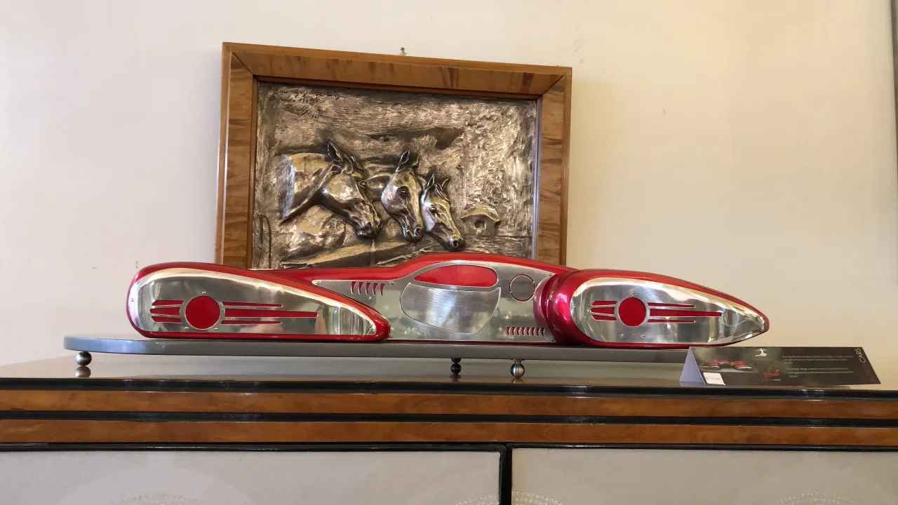 auto del diseñador con detalles en rojo y plateado, antigüedad