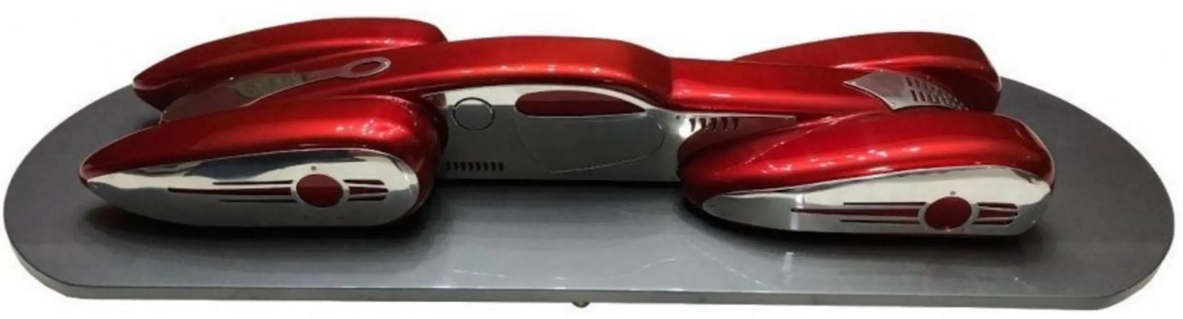 Voiture antique du designer Marcelo Peña en rouge brillant