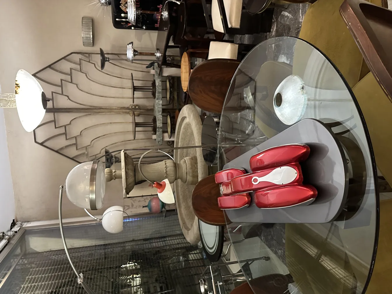 Voiture ancienne du designer Marcelo Peña, exposée élégamment.