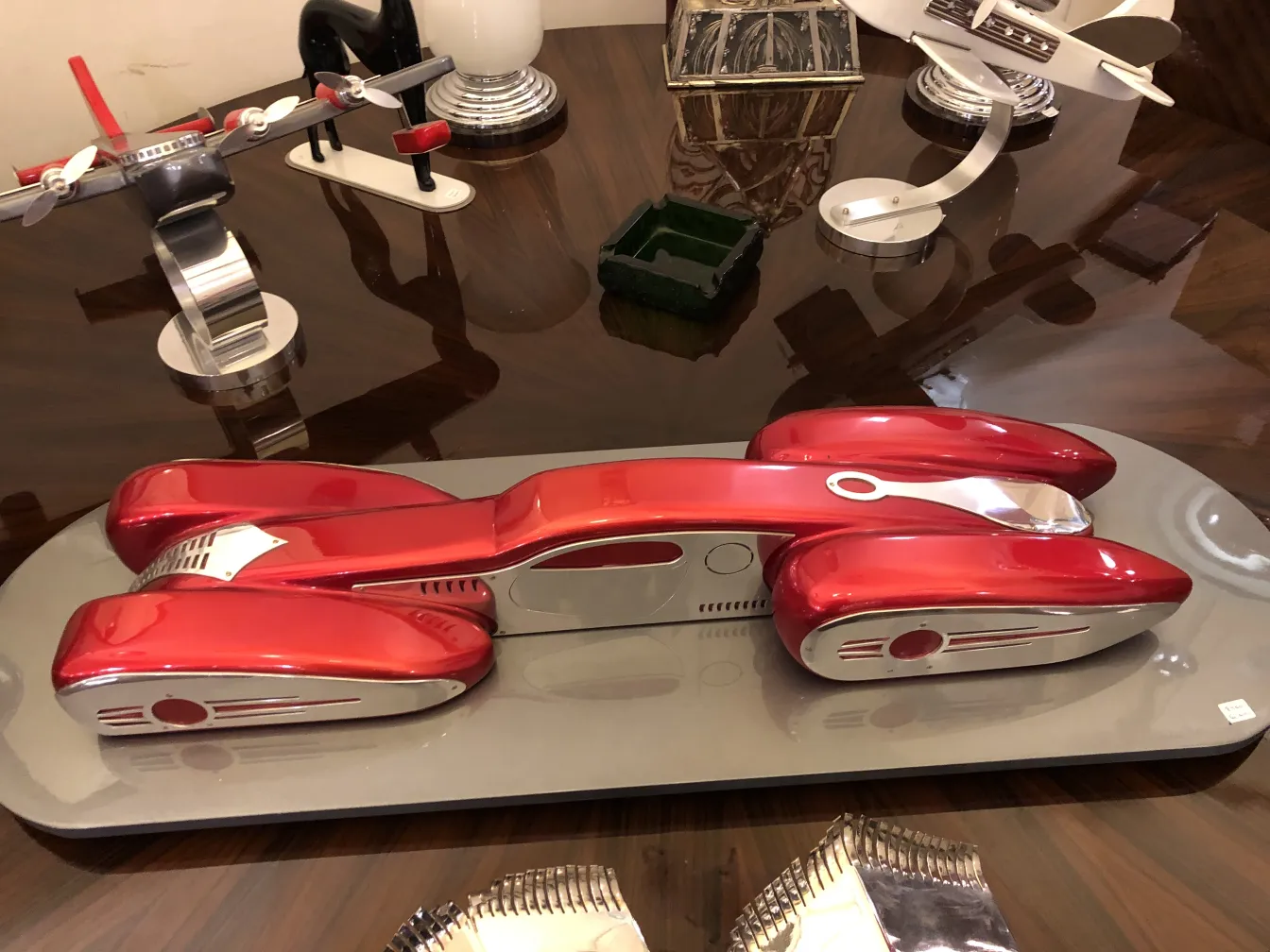 Modelo de carro vermelho brilhante de Marcelo Peña em um ambiente elegante